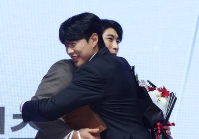 [포토]송성문, 이정후와 뜨거운 포옹