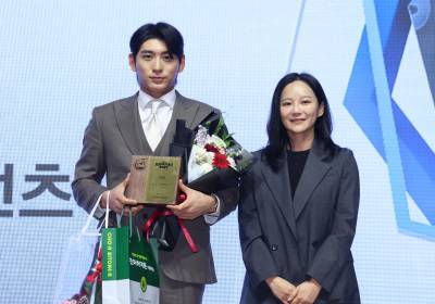[포토]특별상 수상한 이정후, 곽혜은 대표와 기념촬영