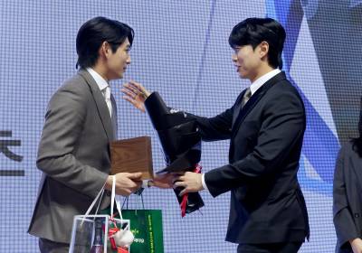 [포토]송성문, 이정후 수상 축하