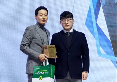 [포토]염경엽 감독, 감독상 수상