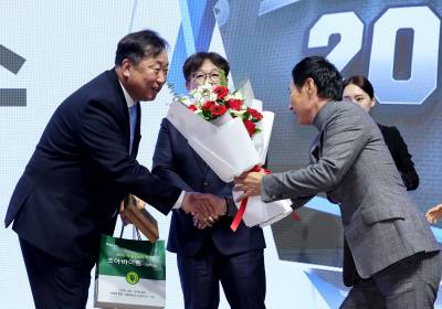 [포토]LG 차명석 단장, 감독님 덕분에 상 받습니다