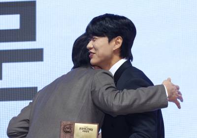 [포토]최고야수상 수상하는 송성문