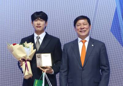 [포토]최고야수상 수상하는 송성문