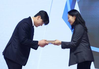 [포토]조병현, 최고구원투수상 수상