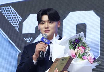 [포토]조병현, 최고구원투수상 수상소감