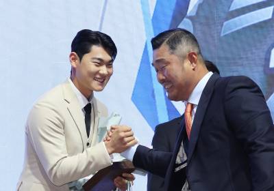 [포토]NC 김주원, 이호준 감독 축하에 싱글벙글