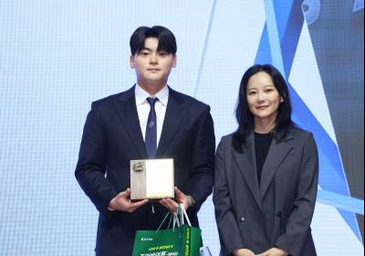 [포토]최고구원투수상 수상하는 조병현