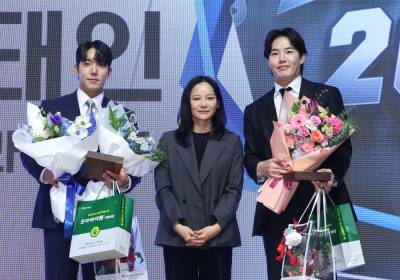 [포토]원태인-임찬규, 최고투수상 공동 수상