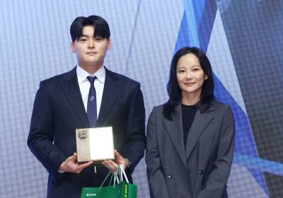 [포토]최고구원투수상 수상하는 조병현