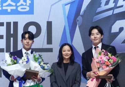 [포토]원태인-임찬규, 최고투수상 공동 수상