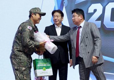 [포토]김태형 감독, 빨리 제대하고 돌아와라