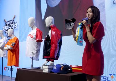 [포토]박지영 아나운서, 선수들의 땀과 열정이 묻은 물품을 드립니다