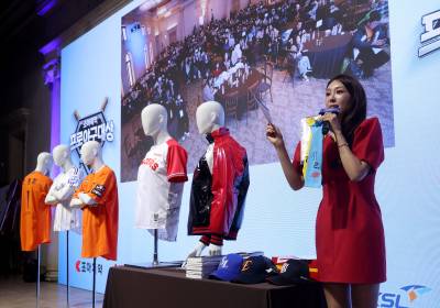 [포토]박지영 아나운서, 경매수익금은 유소년 야구에 기부됩니다