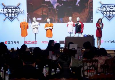 [포토]박지영 아나운서, 선수 애장품을 경매합니다