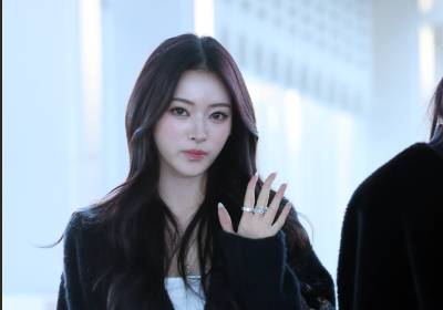 [포토] 미야오 안나, 수줍은 손인사