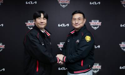 양현종, KIA와 세 번째 FA 계약...영구결번 '예약'