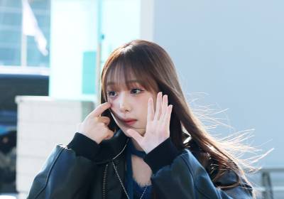 [포토] 최예나, 팬들에게 날리는 심쿵 손인사