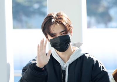 [포토] 크래비티 민희, 가려도 잘생긴 미모가 보여