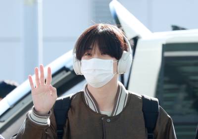 [포토] 크래비티 정모, 무슨 음악 듣고 있게요?