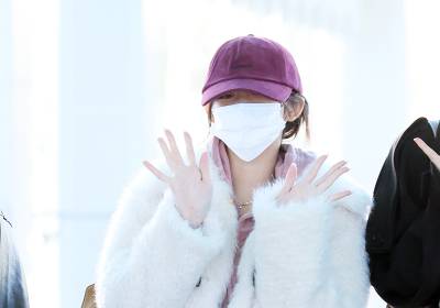 [포토] 아이브 이서, 귀여운 막내의 손인사