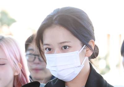 [포토] 아이브 안유진, 한파에 팔짱 끼고