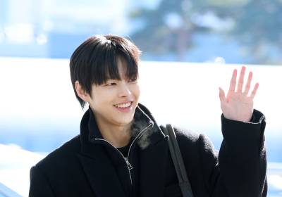 [포토] 박윤호, 한파에도 팬들에게 잊지 않는 손인사