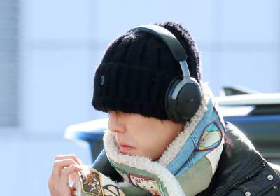 [포토] 목도리 확인하는 몬스타엑스 민혁