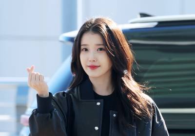 [포토] 아이유, 앙증맞은 손가락 하트