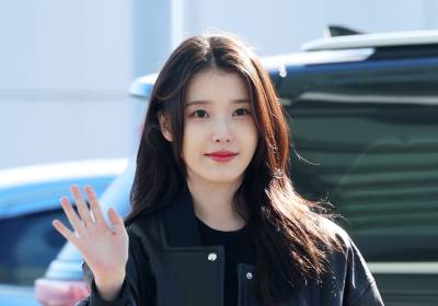 [포토] 아이유, 사랑스러운 손인사