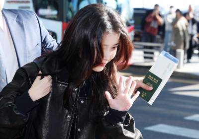 [포토] 아이유, 앉아있는 기자님들에게도~