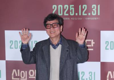 [포토] 문경민, 인자한 미소로 날리는 손인사