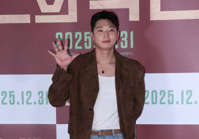 [포토] 정진운, 훈훈한 손인사