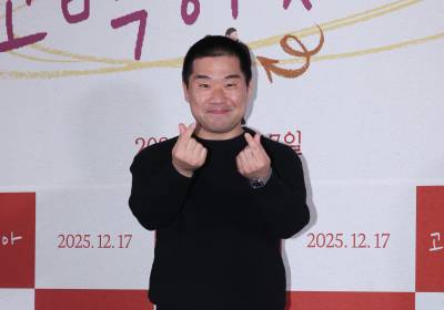 [포토] 김충길, 손가락 하트 받으세요