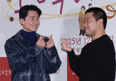 [포토] 김무건-김충길, 원하지 않는 하트 공격