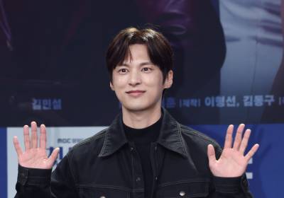 [포토] 윤선우, '첫 번째 남자' 재미있게 봐주세요