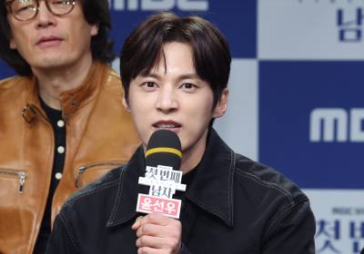 [포토] 인사말 하는 윤선우