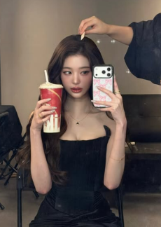 장원영, 블랙 드레스로 완성 우아한 매력