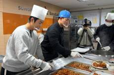 배트 대신 국자 잡은 '괴물' 안현민, 실력도 팬서비스도 화끈한데 겸손까지 갖춘 차세대 스타 [IS 스타]