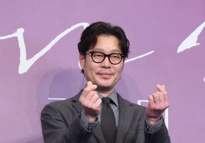 [포토] '러브 미' 유재명, 손가락 하트 받으세요