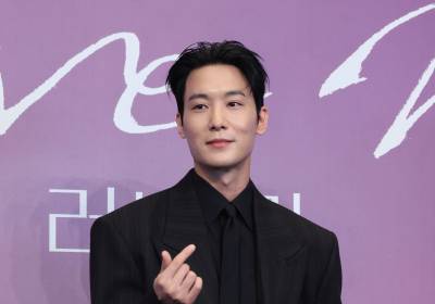 [포토] 장률, 멋진 손가락 하트