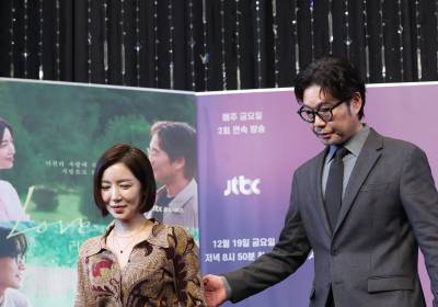 [포토] 유재명, '젠틀한 에스코트'