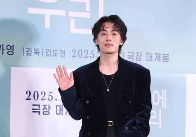 [포토] 구교환, 멋진 손인사