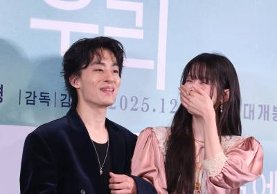 [포토] 문가영, 팔짱 끼는 구교환 오빠가 너무 웃겨~