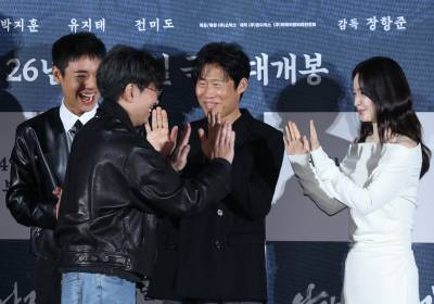 [포토] '왕과 사는 남자' 주역들과 즐겁게 인사하는 장항준 감독