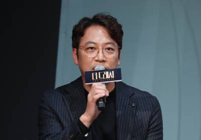 [포토] 오만석, '더 드레서' 기자간담회 진행 맡았습니다