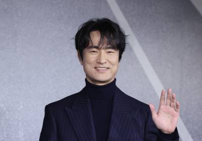 [포토] 김병철, 부드러운 미소로 날리는 손인사