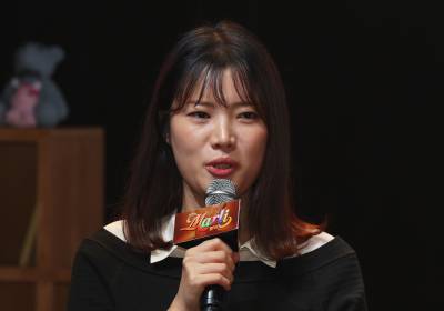 [포토] 인사말 하는 김주영 작가