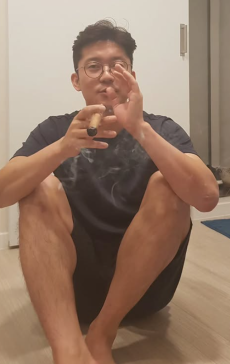 김대호, 실내 시가 흡연 사진 공개…갑자기 왜?