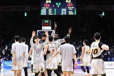 '2차 연장 혈투 끝에 웃었다' 선두 LG, 4연승 질주…KCC 8연승 좌절