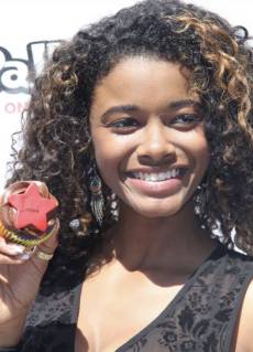 유명 아역배우, 남친 휘두른 칼에 찔려 사망 [IS해외연예]